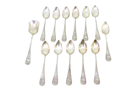 Conjunto de doze colheres de chá e pá de açúcar em prata com relevos florais envolvendo cartelas para monogramas.